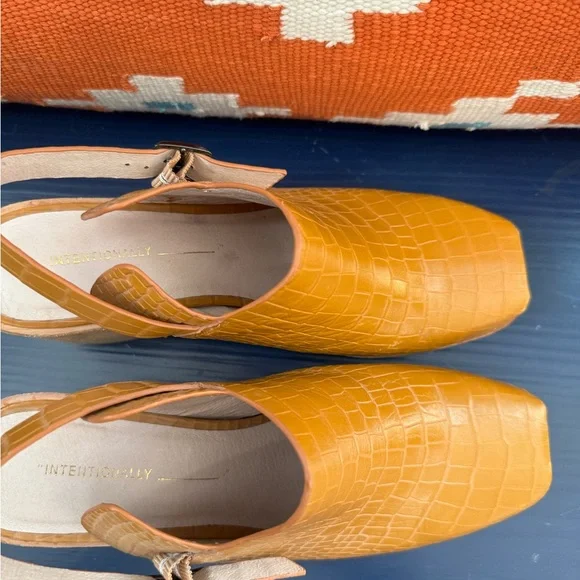 Intentionally Blank Women’s Tan Croc-Embossed Leather Square Toe Heels Size 8 - Picture 4 of 7